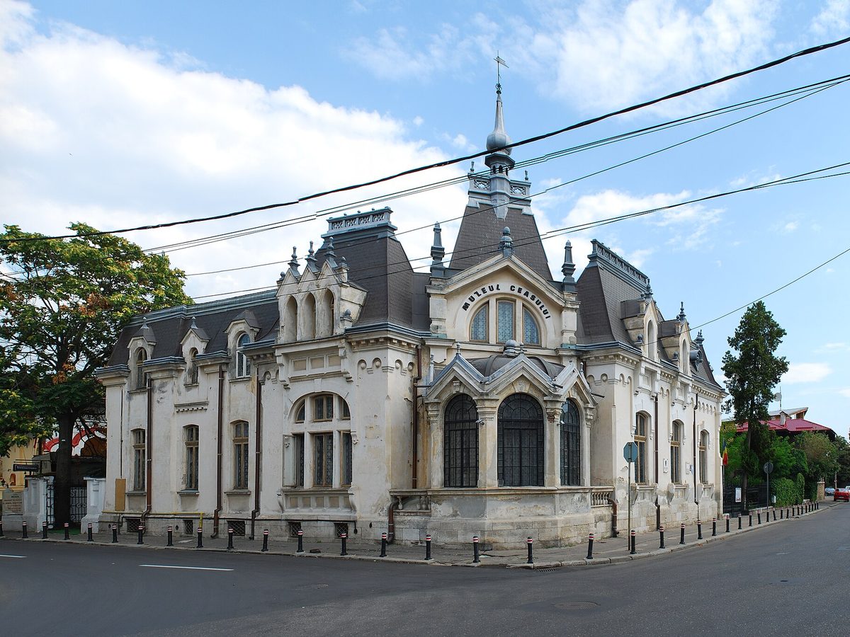 Muzeul Ceasului Nicolae Simache din Ploiești, clădire neogotică cu turnulețe