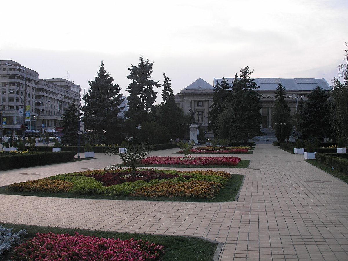 Parcul Central din Ploiești, alei umbrite lângă Palatul Culturii