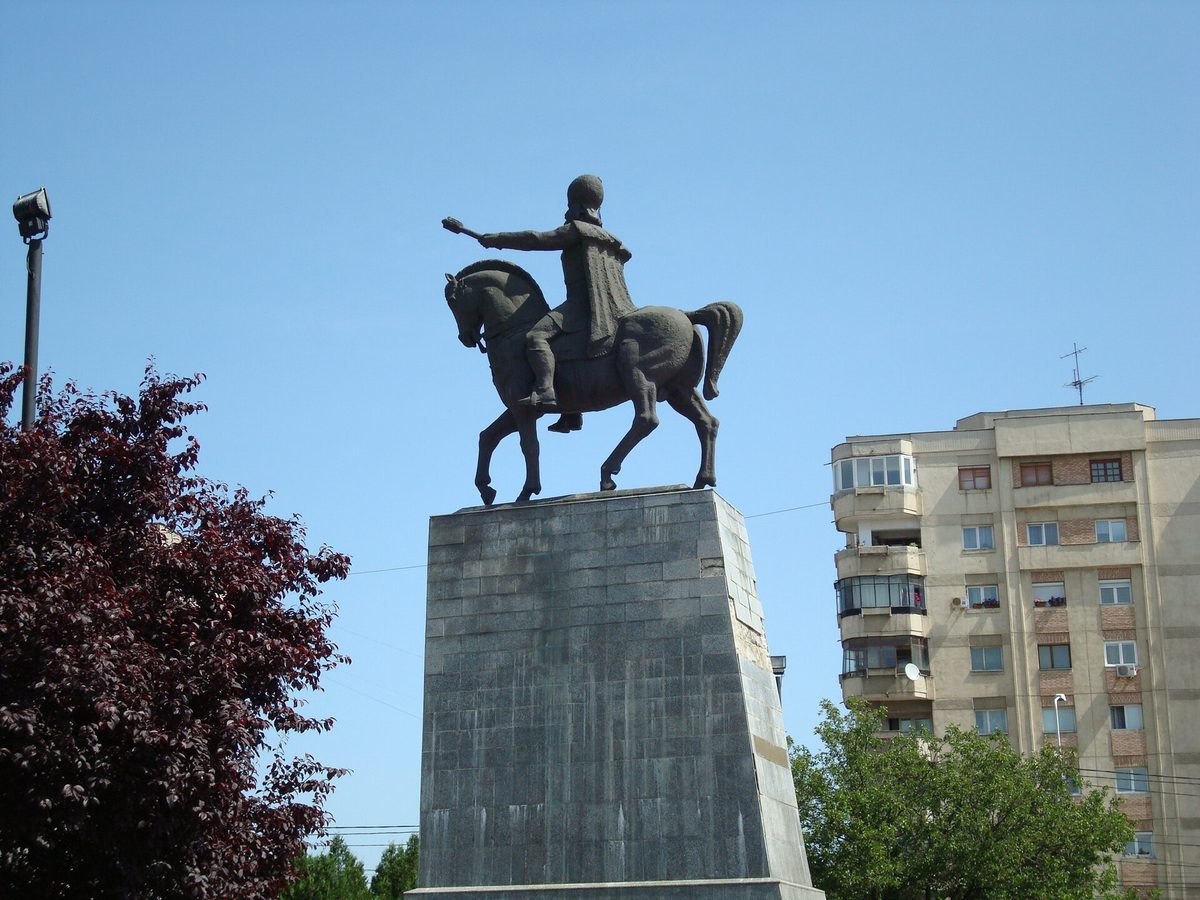 Parcul Mihai Viteazul din Ploiești, cu statuia ecvestră a voievodului